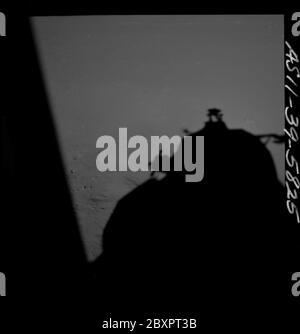 AS11-39-5825 - Apollo 11 - Apollo 11 Missionsbild - Schatten des Mondlandemoduls auf der Mondoberfläche; Umfang und Inhalt: Die Originaldatenbank beschreibt dies wie folgt: Beschreibung: Schatten des Mondlandemoduls (LM) auf der Mondoberfläche. Bild aus dem Inneren der LM nach der Landung auf der Tranquility Base während der Apollo 11 Mission. Original Film Magazin wurde mit Q. Film Typ: SO 3400 Panatomic-X Schwarz/Weiß aufgenommen mit einem 80mm Objektiv. Sonnenwinkel ist niedrig. Der ungefähre Neigungswinkel ist niedrig. Bild wurde verwendet, um eine Panoramaansicht des Mondes zu machen. Themenbedingungen: Apollo 11 Flug, Mond, Mondbasen, Mondlandemodule Stockfoto