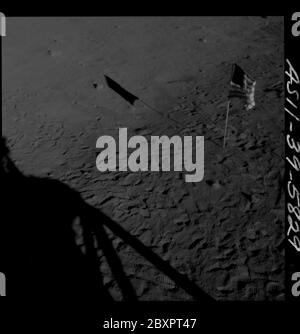 AS11-39-5829 - Apollo 11 - Apollo 11 Missionsbild - US-Flagge und Schatten von LM auf der Mondoberfläche; Umfang und Inhalt: Die Originaldatenbank beschreibt dies wie folgt: Beschreibung: US-Flagge und Schatten von Lunar Module (LM) auf der Mondoberfläche. Bild aus dem Inneren der LM nach der Landung auf der Tranquility Base während der Apollo 11 Mission. Original Film Magazin wurde mit Q. Film Typ: SO 3400 Panatomic-X Schwarz/Weiß aufgenommen mit einem 80mm Objektiv. Sonnenwinkel ist niedrig. Der ungefähre Neigungswinkel ist niedrig. Bild wurde verwendet, um eine Panoramaansicht des Mondes zu machen. Themenbedingungen: Apollo 11 Flug, Mond, Stockfoto