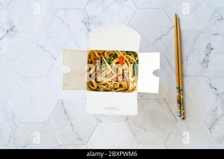 Take away Asian Food Pad Thai Nudeln mit Garnelen und zerdrückten Erdnüssen in Kunststoff-Box-Paket-Container. Herausnehmen. Bereit zum Essen. Stockfoto