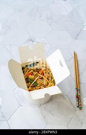 Take away Asian Food Pad Thai Nudeln mit Garnelen und zerdrückten Erdnüssen in Kunststoff-Box-Paket-Container. Herausnehmen. Bereit zum Essen. Stockfoto