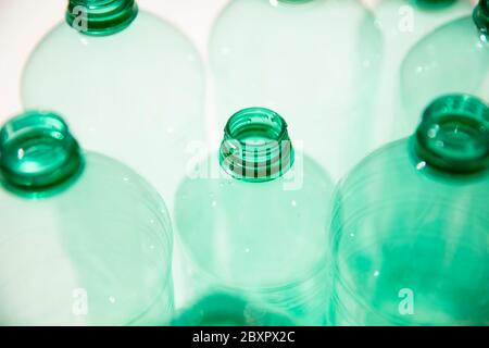 Leere gebrauchte grüne Kunststoff-Wasserflaschen für das Recycling. Umweltkonzept Stockfoto