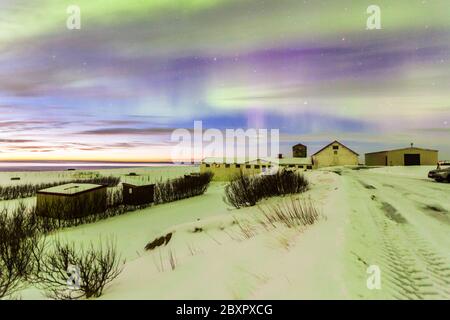 Schöne Aurora Borealis oder besser bekannt als die Nordlichter für die Hintergrundansicht in Island, Snaefellsnesvegur im Winter Stockfoto