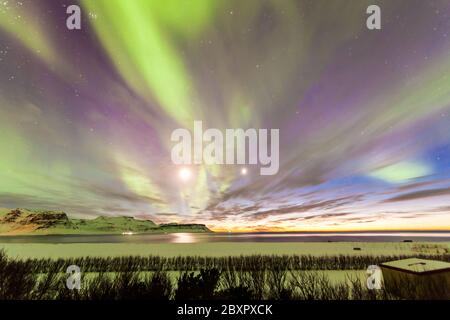 Schöne Aurora Borealis oder besser bekannt als die Nordlichter für die Hintergrundansicht in Island, Snaefellsnesvegur im Winter Stockfoto