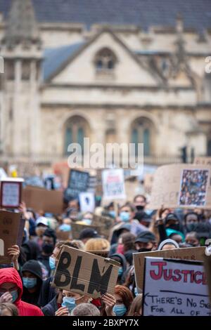 Massen von Demonstranten, mit Schildern, versammeln sich vor dem Haus des Parlaments, bei der Black Lives Matter UK Protest, Parliament Square, London UK Stockfoto