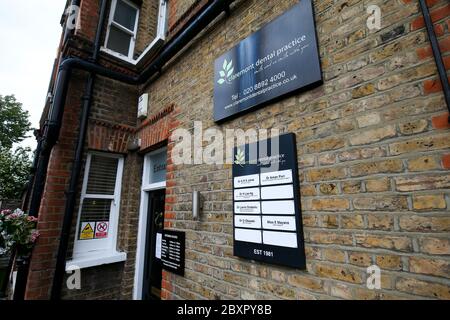 London, Großbritannien. 8. Juni 2020 Claremont Dental Practice, Twickenham (Private & NHS) eröffnet nach der Lockdown-Behandlung für die Behandlung von Patienten mit Priorität. Telefonische Auslotung am Tag der Verabredung, ohne Wartezeit und ein Einwegsystem vorhanden. Andrew Fosker / Alamy Live News Stockfoto