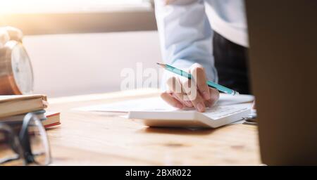 Close up eine Frau arbeitet über finanzielle mit Rechner in seinem Büro, um Ausgaben zu berechnen, Rechnungswesen Konzept. Stockfoto