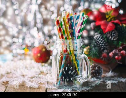 Bunte Spiral-Stroh-Cocktails in einem Glas Mason auf einem festlichen Silvester Hintergrund. Süßer Tisch. Ein Tisch mit einem Getränk. Selektiver Fokus Stockfoto