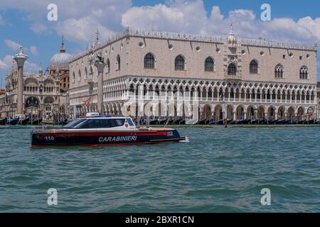 VENEDIG, ITALIEN - MAI 29: Carabinieri patrouilliert Venedig am 29. Mai 2020 in Venedig, Italien. Stockfoto