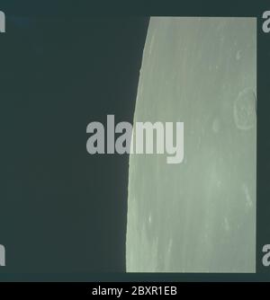 AS11-44-6620 - Apollo 11 - Apollo 11 Missionsbild - Ansicht von Mondglied, Mare Tranquillitatus und Maskelyne; Umfang und Inhalt: Die Originaldatenbank beschreibt dies als: Beschreibung: Ansicht von Mondglied,Mare Tranquillitatus und Maskelyne. Das Bild wurde während der Apollo 11 Mission aufgenommen. Original Film Magazin wurde mit V. Film-Typ: S0-368 Farbe aufgenommen mit einem 250mm Objektiv. Ungefähre Fotomuale 1:1,200,000. Hauptbreite 2 Grad Nord durch Längengrad 19 Grad Ost. Überlappung Nach Vorne 20 % %. Sonnenwinkel ist niedrig. Die Neigung beträgt ungefähr mindestens 65, die maximale Neigung 75. Die Neigungsrichtung ist West (W). Betreff Stockfoto