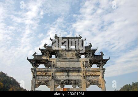 Die alte Stadt Xidi in der Provinz Anhui, China. Der Torbogen der Hu Wenguang Gedenkstätte in der Nähe des Eingangs zur Altstadt und des Ming Jing Sees Stockfoto