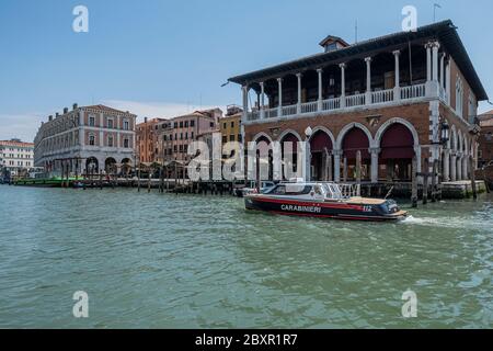 VENEDIG, ITALIEN - MAI 29: Carabinieri patrouilliert Venedig am 29. Mai 2020 in Venedig, Italien. Stockfoto