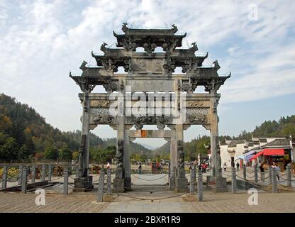 Die alte Stadt Xidi in der Provinz Anhui, China. Der Torbogen der Hu Wenguang Gedenkstätte in der Nähe des Eingangs zur Altstadt und des Ming Jing Sees Stockfoto