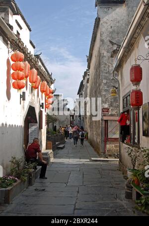 Die alte Stadt Xidi in der Provinz Anhui, China. Altstadt von Xidi mit historischen Gebäuden, gepflasterten Straßen und roten Laternen. Stockfoto