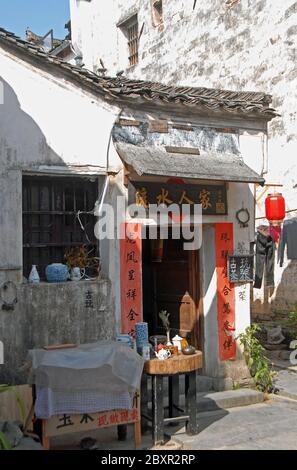 Die alte Stadt Xidi in der Provinz Anhui, China. Ein kleines lokales Geschäft in der Altstadt von Xidi. Es gibt viele Zeichen mit chinesischen Schriftzeichen Stockfoto