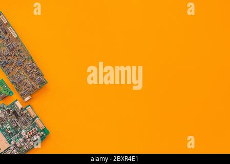 Flaches Layout einiger Mainboards vor gelbem Hintergrund mit viel Kopierplatz Stockfoto
