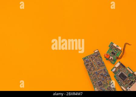 Flaches Layout einiger Mainboards vor gelbem Hintergrund mit viel Kopierplatz Stockfoto