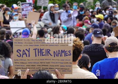 Harlem, New York, USA. 07 Juni 2020. Protestmärscher auf den Harlem Familien Black Lives Matter marsch in Harlem NYC. Stockfoto