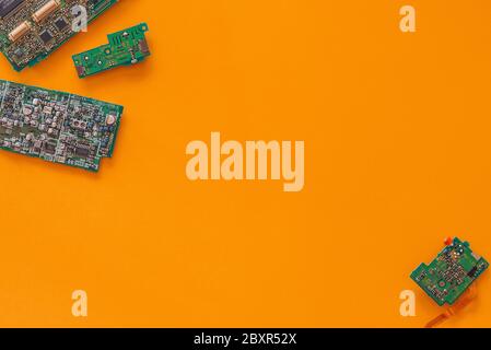 Flaches Layout einiger Mainboards vor gelbem Hintergrund mit viel Kopierplatz Stockfoto