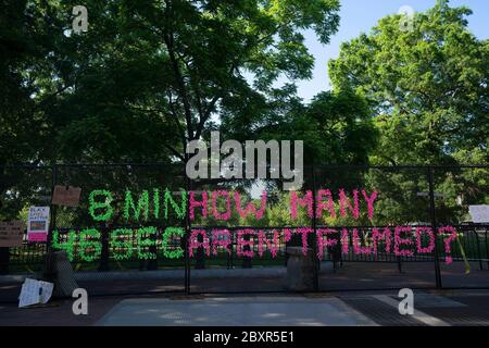 Am Montag, den 8. Juni 2020, wird auf dem Zaun vor dem Weißen Haus in Washington, DC, USA, ein von Demonstranten geschaffenes Schild gezeigt. Mehr als eine Woche Demonstrationen sind in den Vereinigten Staaten nach dem Tod von George Floyd in Minneapolis, Minnesota, während in Polizeigewahrsam aufgetreten. Quelle: Stefani Reynolds/CNP/MediaPunch Stockfoto