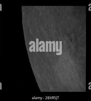 AS08-12-2197 - Apollo 8 - Apollo 8 Missionsbild, nördlich von Tsiolkowski, T/O 28, 29, 31, 32, 33, 35, 36, 37, 41 und 44; Umfang und Inhalt: Die Originaldatenbank beschreibt dies wie folgt: Beschreibung: Apollo 8,Mond,nördlich von Tsiolkowski. Ziel der Gelegenheit (T/O) 28 Mare am Boden des 100-km-Kraters und des hellen Kraters, T/O 29 zerbrochene tumeszierende Kraterböden, 2 Krater, T/O 31 Tsiolkovsky sekundäre Krater, T/O 32, 33 und 35 mittlere Krater, T/O 36 zerbrochener tumeszierter Kraterboden, T/O 37 und 41 Kraterketten, T/O 44 junger Krater, Priorität unter 40 und 43 Streifen. Bild aufgenommen auf Revolution 10 während Transart Stockfoto