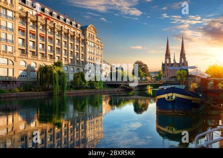 Reformierte Kirche von Str. Paul in Straßburg bei Sonnenaufgang, Frankreich Stockfoto