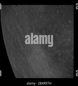 AS08-12-2198 - Apollo 8 - Apollo 8 Missionsbild, nördlich von Tsiolkowski, T/O 32, 33, 35, 36, 37, 41 und 44; Umfang und Inhalt: Die Originaldatenbank beschreibt dies wie folgt: Beschreibung: Apollo 8,Mond,nördlich von Tsiolkowski. Ziel der Gelegenheit (T/O) 32 , 33 und 35 Krater mittleren Alters, T/O 36 zerbrochener tumeszierender Kraterboden, T/O 37 Kraterketten, T/O 41 Kraterketten und BIS 44 Junge Krater, Priorität unter 40 und 43 Streifen. Aufnahme mit Revolution 10 während der TransEarth Injection (TEI). Breite 8 Süd, Längengrad 126 Ost. Kamera-Neigungsmodus: Hoher Schräg Liegendem Horizont. Richtung Osten: Sonnenwinkel: 82. Original Stockfoto