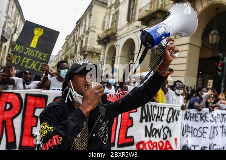 Turin, Italien - 06. Juni 2020: Ein Protestler spricht auf dem Megaphon während einer Demonstration, die Gerechtigkeit für George Floyd fordert, der am 25. Mai starb, nachdem er von der Polizei in Minneapolis, USA, zurückgehalten wurde. Die Menschen haben in Turin friedlich protestiert, um Solidarität mit der Anti-Rassismus-Bewegung Black Lives Matter in den USA und anderswo zu zeigen. Quelle: Nicolò Campo/Alamy Live News Stockfoto