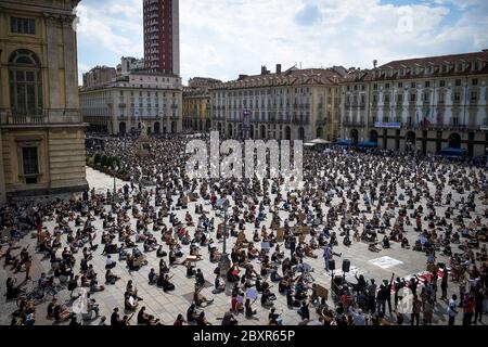 Turin, Italien - 06. Juni 2020: Demonstranten sitzen während einer Demonstration, die Gerechtigkeit für George Floyd fordert, der am 25. Mai starb, nachdem er von der Polizei in Minneapolis, USA, zurückgehalten wurde. Die Menschen haben in Turin friedlich protestiert, um Solidarität mit der Anti-Rassismus-Bewegung Black Lives Matter in den USA und anderswo zu zeigen. Quelle: Nicolò Campo/Alamy Live News Stockfoto