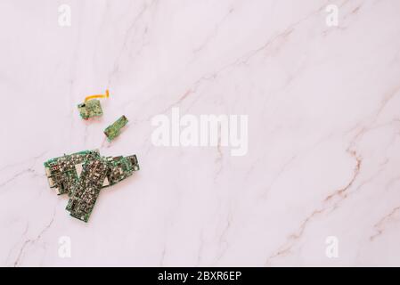 Flaches Layout einiger Motherboards vor einem Marmorhintergrund mit viel Kopierfläche Stockfoto