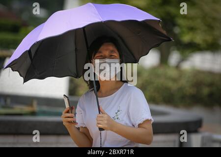 Chinesische Touristen mit Schutzmasken sind im Dataran Merdeka in Kuala Lumpur am 28. Januar 2020 zu sehen. Stockfoto