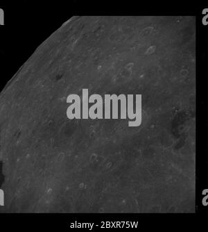 AS08-12-2214 - Apollo 8 - Apollo 8 Missionsbild, Mare Australia, T/O 38, 49 und 52; Umfang und Inhalt: Die Originaldatenbank beschreibt dies wie folgt: Beschreibung: Apollo 8,Moon,Mare Australien, Target of Opportunity (T/O) 38 Dunkle, wahrscheinliche Strömungen des alten Kraters in der Nähe von Tsiolkowski, T/O 49 relativ junger 20-Kilimeter-Krater, T/O 52 Mare-Flecken und hell-dunkler Krater. Aufnahme mit Revolution 10 während der TransEarth Injection (TEI). Breite 36 Süd, Längengrad 116 Ost. Kamera-Neigungsmodus: Hoher Schräg Liegendem Horizont. Richtung Südosten: Sonnenwinkel: 53. Original Film Magazine wurde mit D. bezeichnet.Kameradaten: 70mm Hasse Stockfoto