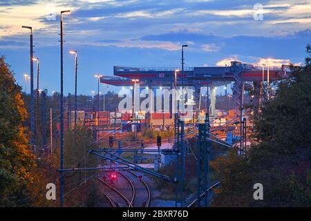 München, Deutschland. Oktober 2019. Blick auf die Deutsche Umschlaggesellschaft Schiene - Straße (DUSS) mbH München Riem bei Feldkirchen im Bundesland Bayern Abend, Abendstimmung, Nutzung weltweit Quelle: dpa/Alamy Live News Stockfoto