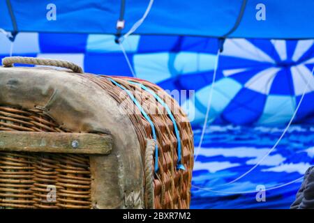 Aufblasbarer blauer Heißluftballon Stockfoto