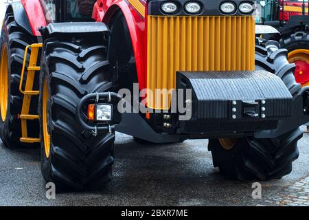 Rote Traktor.Elemente eines roten Traktor, Mähdrescher Nahaufnahme.Neue rote Traktor Stockfoto