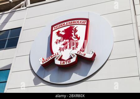 Das Riverside Stadium, Heimstadion des Middlesbrough Football Club, England, Großbritannien. Nahaufnahme des Vereinsabzeichens Stockfoto