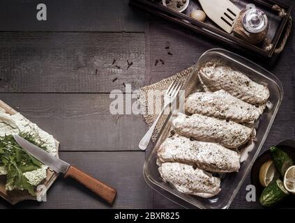 Pute Flügel in einer Marinade mit Gewürzen zum Braten. Stockfoto