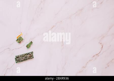 Flaches Layout einiger Motherboards vor einem Marmorhintergrund mit viel Kopierfläche Stockfoto