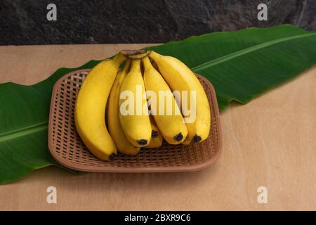 Bund frischer Bananen auf einem hölzernen Hintergrund. Stockfoto