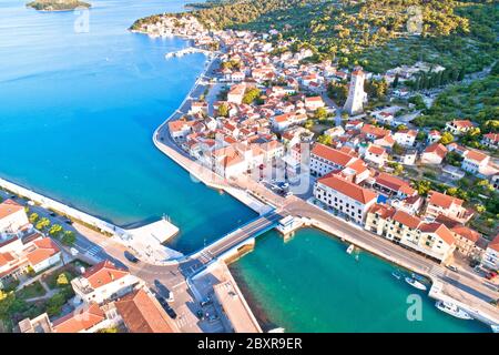 Küstenstadt Tisno Luftpanorama, Brücke zur Insel Murter, Dalmatien, Kroatien Stockfoto