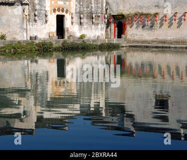 Hongcun antike Stadt in der Provinz Anhui, China. Alte Gebäude spiegeln sich im Wasser des Mondteiches in Hongcun wider Stockfoto