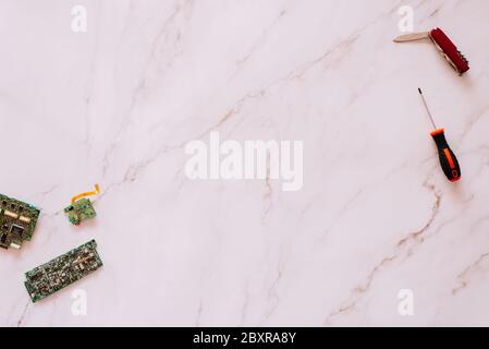 Flaches Layout einiger Motherboards vor einem Marmorhintergrund mit viel Kopierfläche Stockfoto