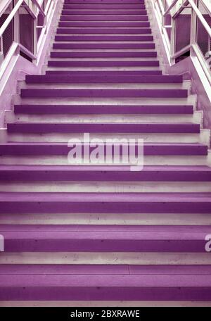 Vertikale Darstellung der violetten Treppe im Pop-Art-Stil in einem modernen Gebäude Stockfoto