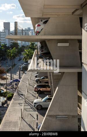 Autos zwischen abgewinkelten Säulen geparkt. 1111 Lincoln Road Car Park, Miami, Usa. Architekt: Herzog + de Meuron, 2010. Stockfoto