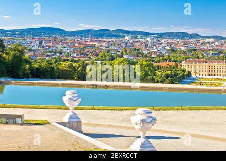 Wiener Stadtbild von Gloriette Aussichtspunkt über Schlossberg mit Blick auf die Burg, der Hauptstadt von Österreich Stockfoto