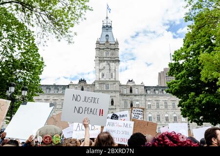 Quebec City, Kanada. 7. Juni 2020. Mit Schildern vor der Nationalversammlung von Quebec auf der friedlichen Anti-Rassismus-Kundgebung von Quebec City, Quelle: Francois OZAN/Alamy Live News Stockfoto