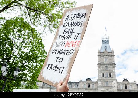 Quebec City, Kanada. 7. Juni 2020. Ein Zeichen gegen das System vor der Nationalversammlung von Quebec auf der friedlichen Anti-Rassismus-Kundgebung von Quebec City, Quelle: Francois OZAN/Alamy Live News Stockfoto