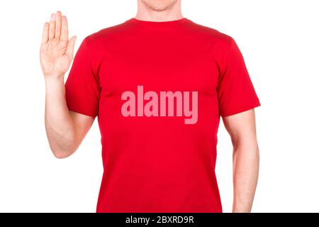 Mann in rotem T-Shirt mit Stoppschild oder Warngestenz isoliert auf weiß Stockfoto