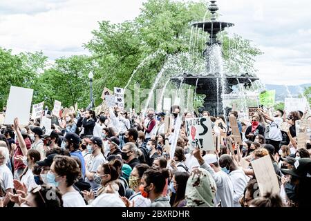 Quebec City, Kanada. 7. Juni 2020. Der Knüppler auf dem Tourny-Brunnen hört Reden auf der friedlichen Anti-Rassismus-Kundgebung von Quebec City, Quelle: Francois OZAN/Alamy Live News Stockfoto