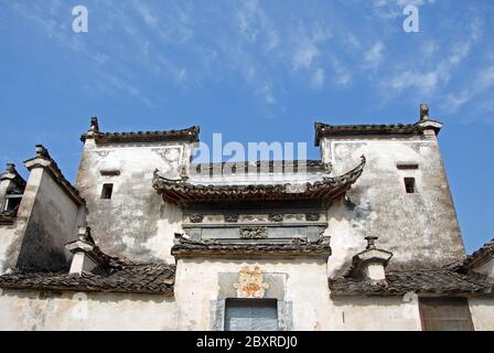 Die alte Stadt Xidi in der Provinz Anhui, China. Ein Haus in einer ruhigen Straße in der Altstadt von Xidi genannt Back Rivulet.Sign über Tür: Double Happiness Stockfoto