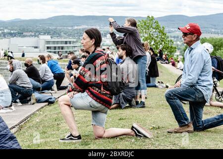 Quebec City, Kanada. 7. Juni 2020. Einige Leute knieten während der 8min 46s von George Floyd Gedenkstätte bei der friedlichen Anti-Rassismus Kundgebung von Quebec City, Quelle: Francois OZAN/Alamy Live News Stockfoto